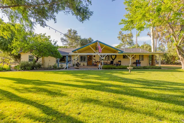 560 Riverside Rd, Oak View, CA 93022