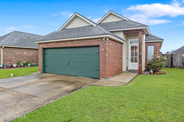 104 Meadowhollow Dr, Youngsville, LA 70592