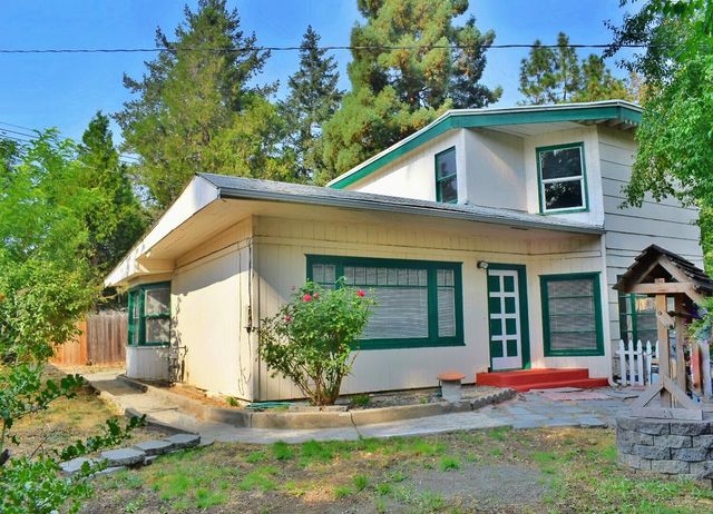 348 SW L St, Grants Pass, OR 97526