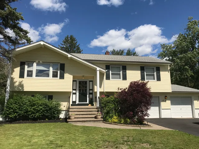 80 Forest Dr, Pompton Plains, NJ 07444