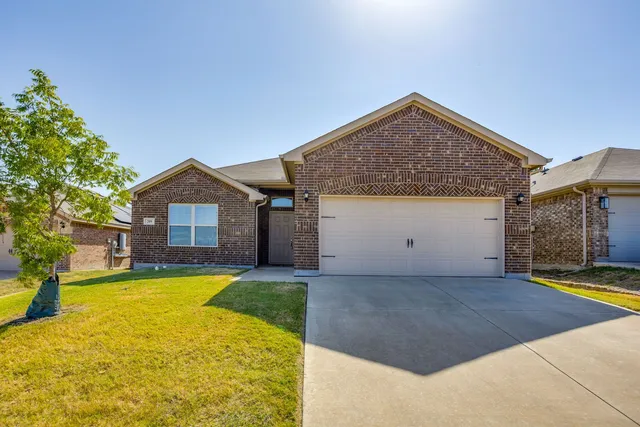 209 Balcones Dr, Fort Worth, TX 76108