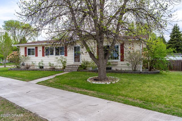4002 Walnut St, Grand Forks, ND 58201