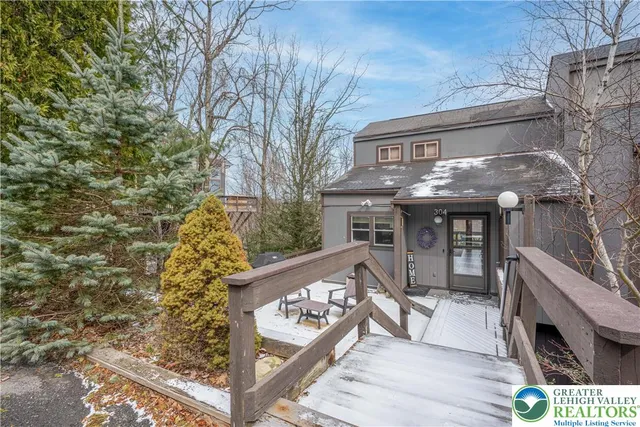304 Cross Country Ln, Tannersville, PA 18372