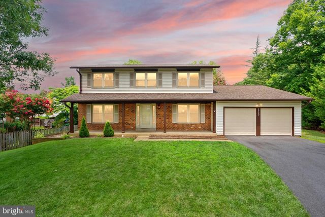 8902 Huxley Ct, Springfield, VA 22153