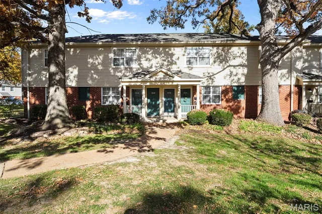1530 Swallow Dr, Saint Louis, MO 63144