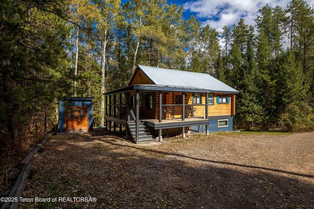 704 Sunset Dr, Alpine, WY 83128