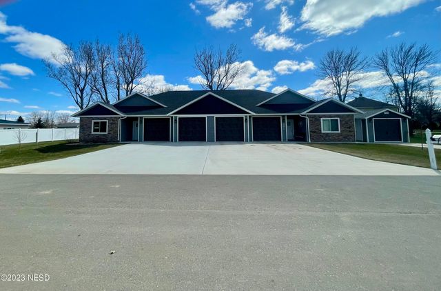 202 New Trier Ave NW, Watertown, SD 57201