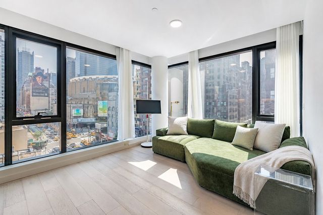 300 W  30th St #7C, New York, NY 10001