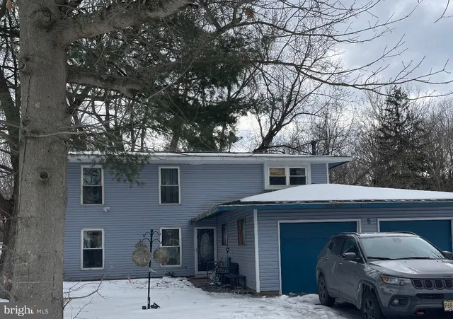 5 Surrey Ct, Eastampton, NJ 08060