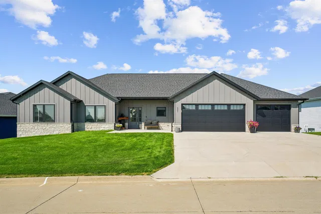 321 Wyatt Dr, Peosta, IA 52068