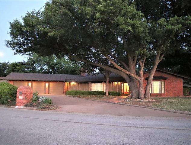 1806 Country Club Dr, Sweetwater, TX 79556