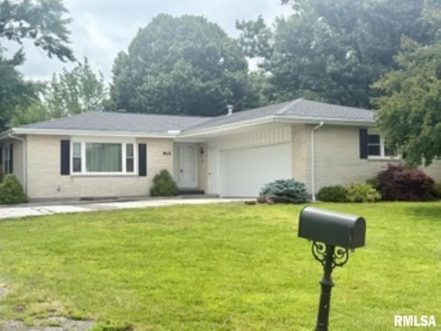 901 Crystal Ct, Liberty, IL 62347