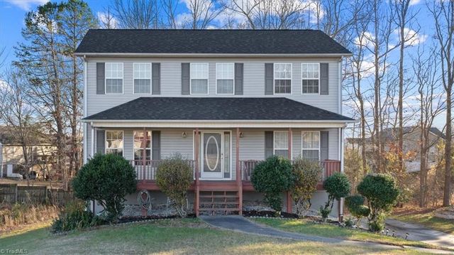 2 Country Manor Dr, Thomasville, NC 27360