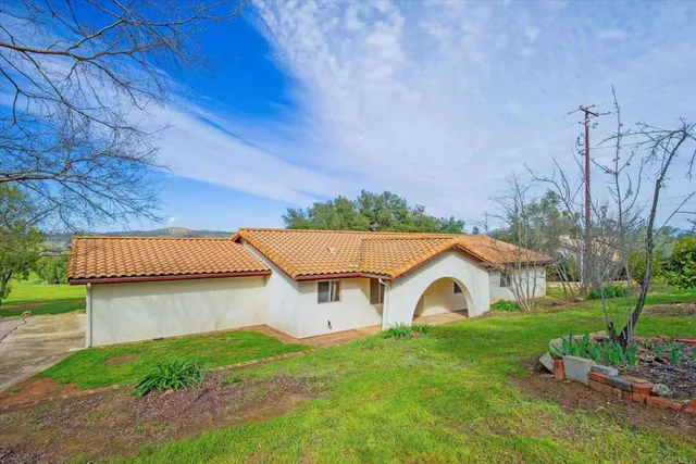 17235 Voorhes Ln, Ramona, CA 92065