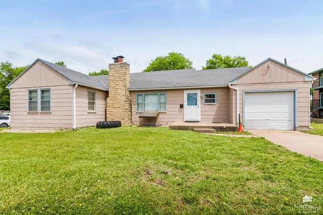 826 Sunset Ave, Manhattan, KS 66502