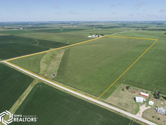 6854 26th Ave, Newhall, IA 52315