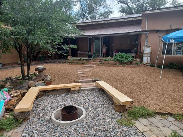 209 Herdner Rd, Taos, NM 87571