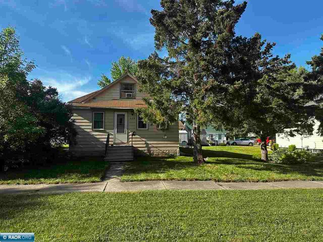 120 6th St NW, Chisholm, MN 55719