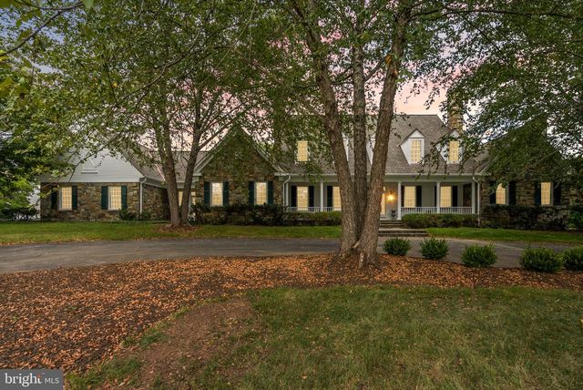 13611 Deakins Ln, Germantown, MD 20874