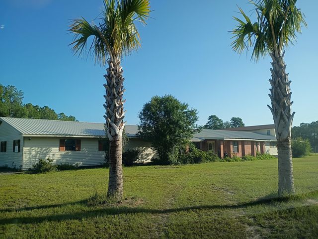 46 Veterans Ln, Freeport, FL 32439