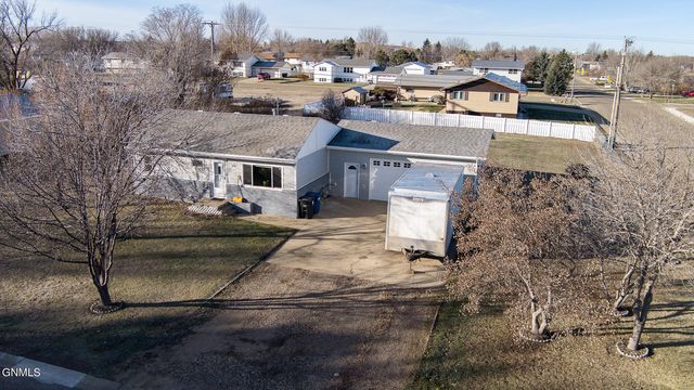 610 1st Ave SW, Dickinson, ND 58601