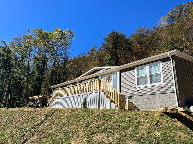 5900 State Route 302, Van Lear, KY 41265
