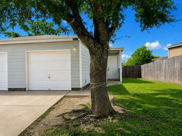 15418-15420 Kamary Ln, San Antonio, TX 78247