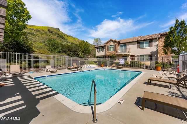 27968 Avalon Dr, Canyon Country, CA 91351