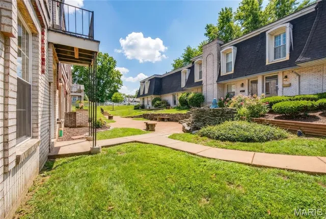 4392 Chateau De Ville Dr #A, Saint Louis, MO 63129