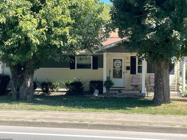 908 N  Main Ave, Weston, WV 26452