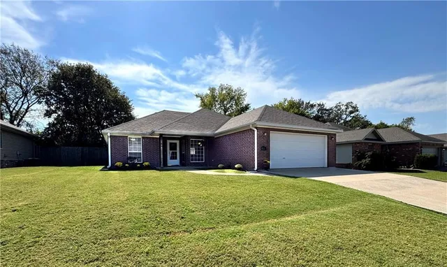 820 Deer Lodge Ct, Siloam Springs, AR 72761