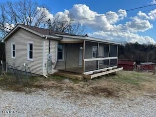 320 Welcome Ln, Strawberry Plains, TN 37871