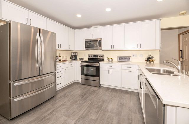 3303 S 123rd STREET, West Allis, WI 53227