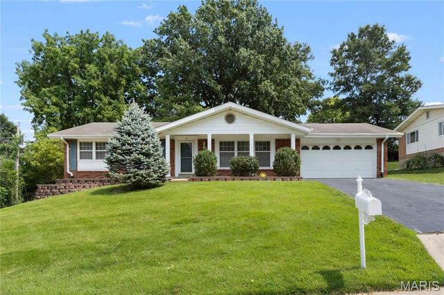 24 Forest Crest Dr, Chesterfield, MO 63017