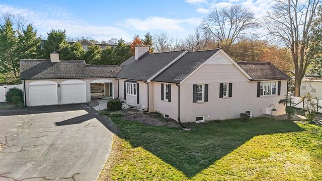 627 8th Street Dr NW, Hickory, NC 28601