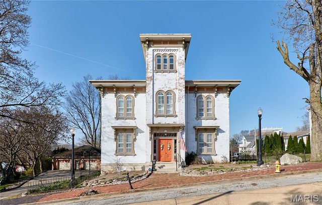 320 N  Main St, Louisiana, MO 63353