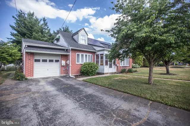 207 N  Linden St, Robesonia, PA 19551