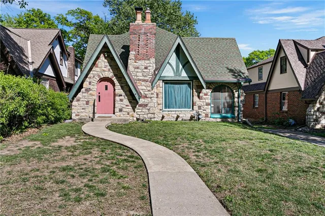 6811 Oak St, Kansas City, MO 64131