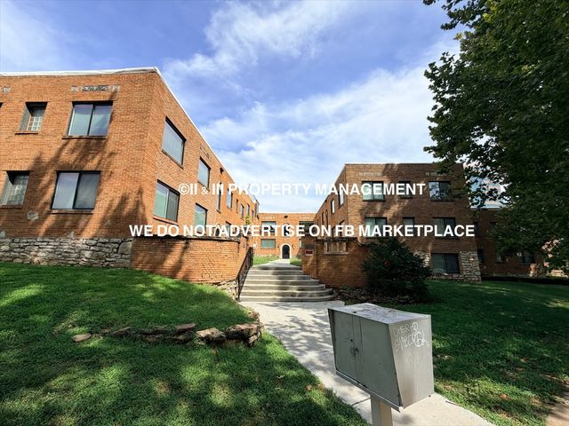 4511 Roanoke Pkwy #2, Kansas City, MO 64111