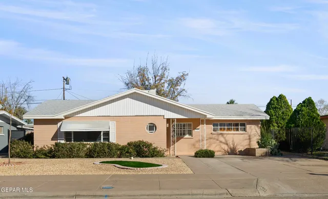 1512 Meadowview Dr, El Paso, TX 79925