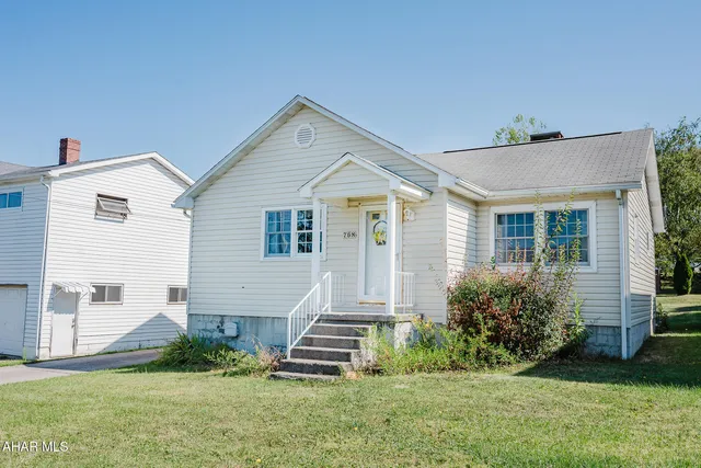 768 7th St, Colver, PA 15927