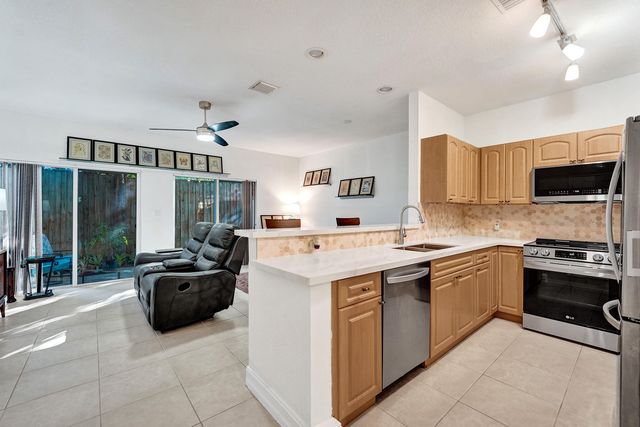 1743 NE 4th Avenue #F4, Fort Lauderdale, FL 33305