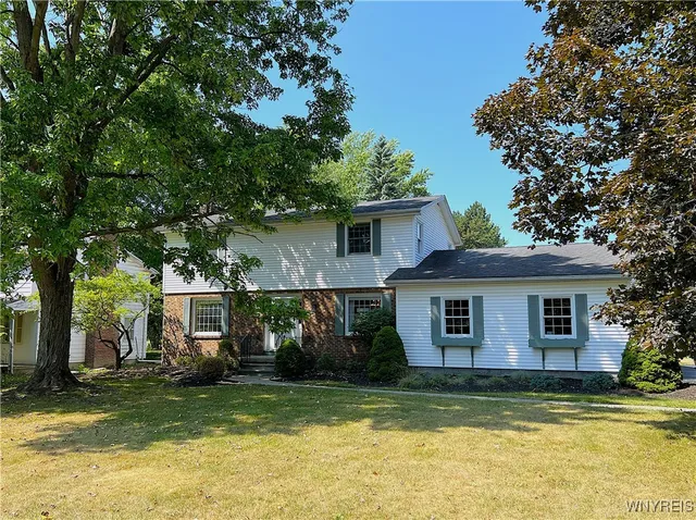 4630 Boncrest Dr E, Williamsville, NY 14221