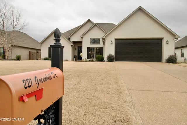 221 Greenhill Dr, Jackson, TN 38305
