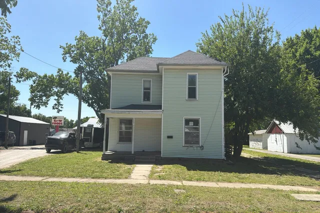 209 S  Prairie St, Yates Center, KS 66783