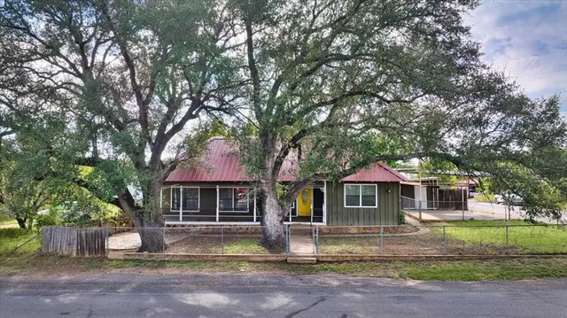 654 N  Live Oak St, Mason, TX 76856
