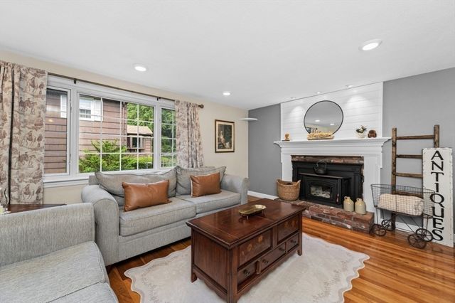 5 Summer Ln, Framingham, MA 01701