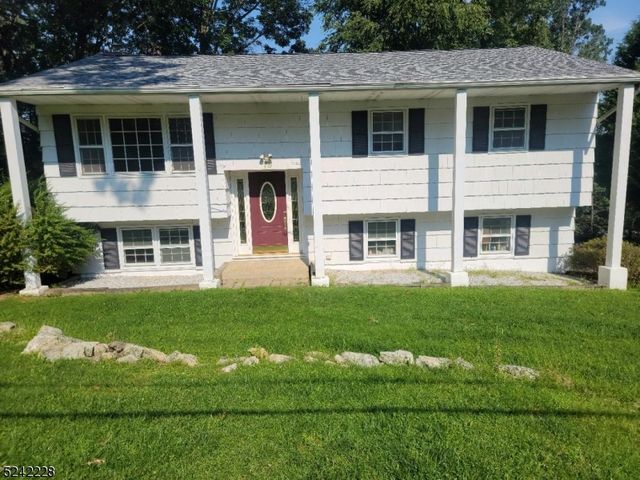 19 Hillside Ter, Andover, NJ 07821