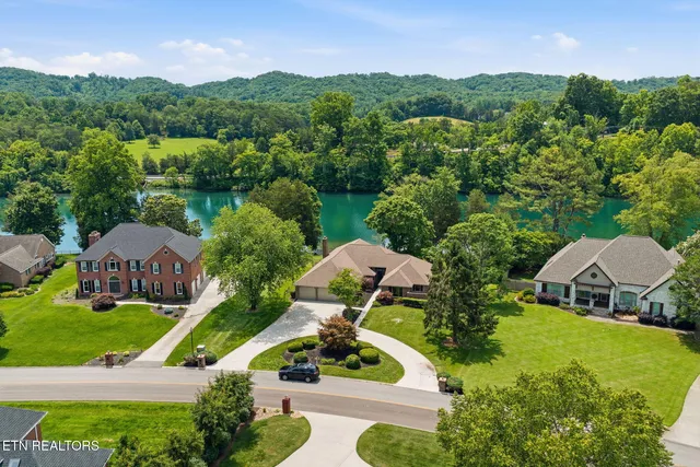 452 Mariner Point Dr, Clinton, TN 37716