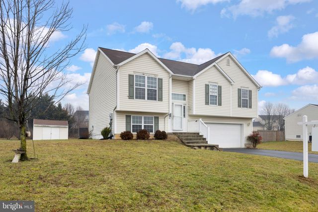 11842 White Pine Dr, Hagerstown, MD 21740